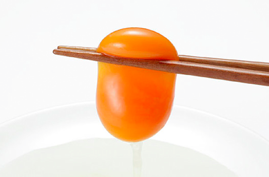 おうちコープ 味菜卵を箸でつまんでいるところ