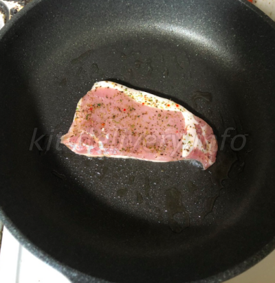 パルシステム産直豚ロースステーキをフライパンで焼いているところ
