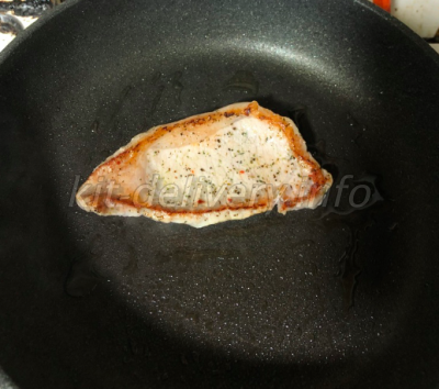 パルシステム産直豚ロースステーキをフライパンで焼いているところ1