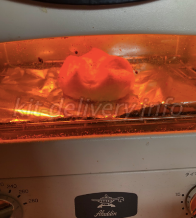 おうちコープのカイザーロールをオーブントースターで温めているところ